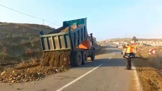 اجرای طرح ساماندهی شانه خاکی در جاده مرزی خداآفرین